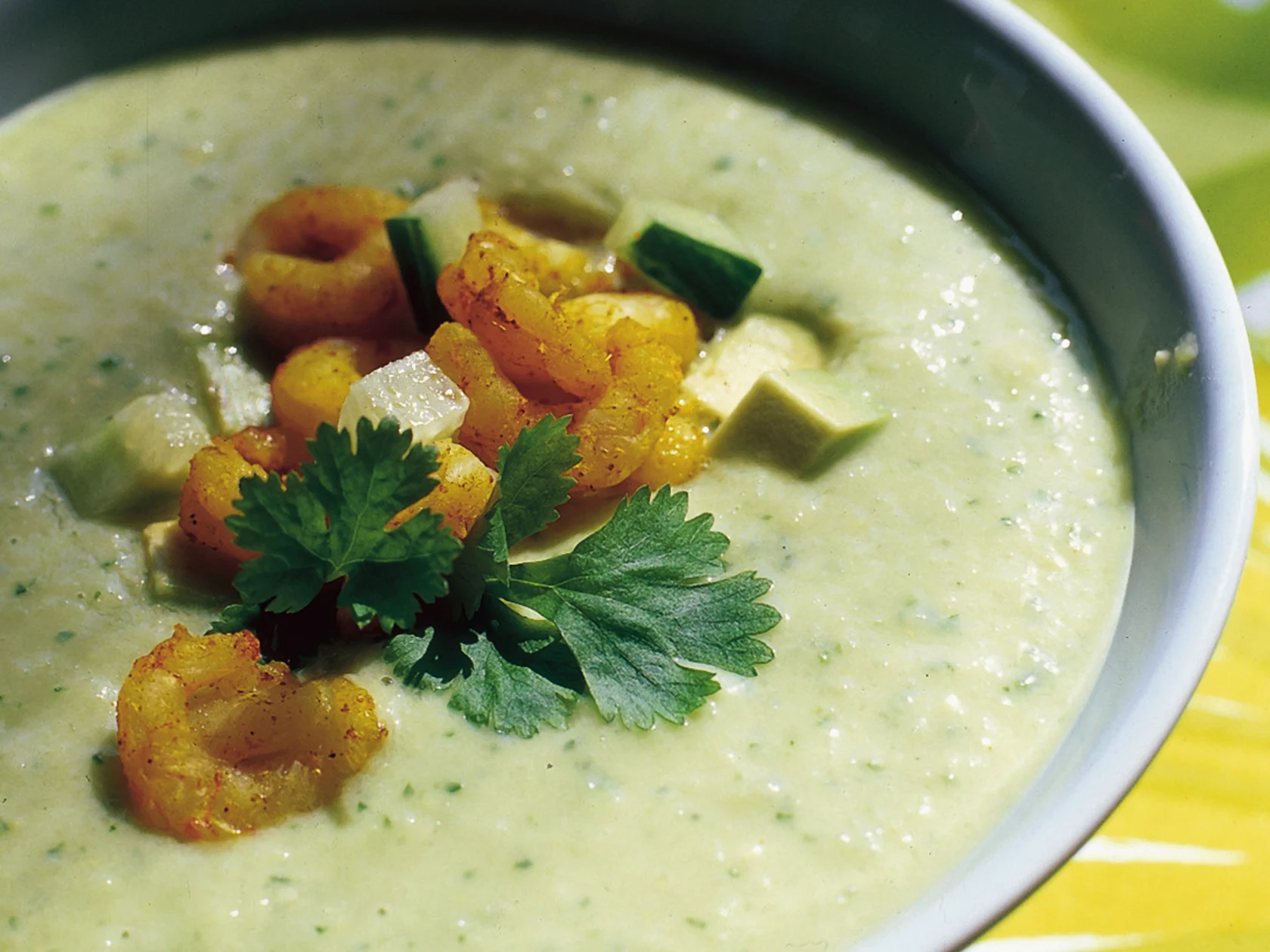 Avokado-kurkkukeitto ja grillatut katkaravut