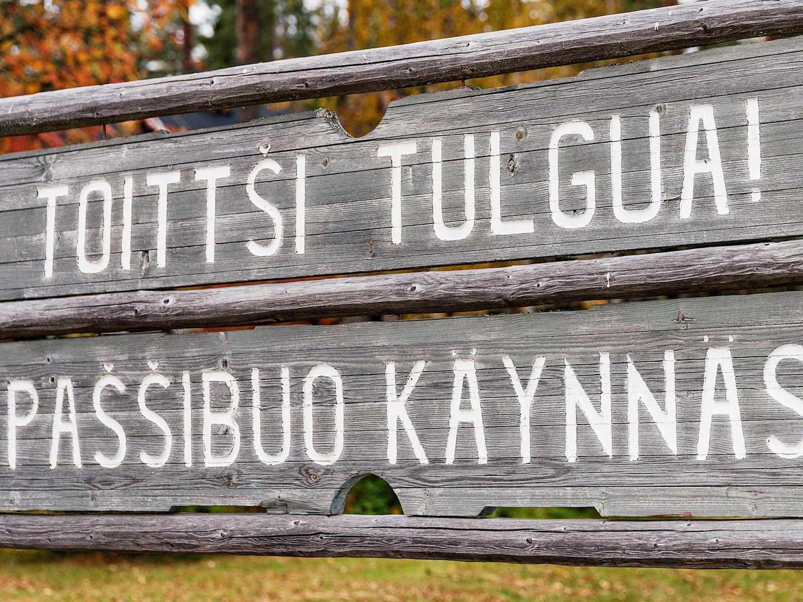 Bomballa osa henkilökunnasta puhuu myös karjalaa, jota ei tule sekoittaa karjalan murteeseen.