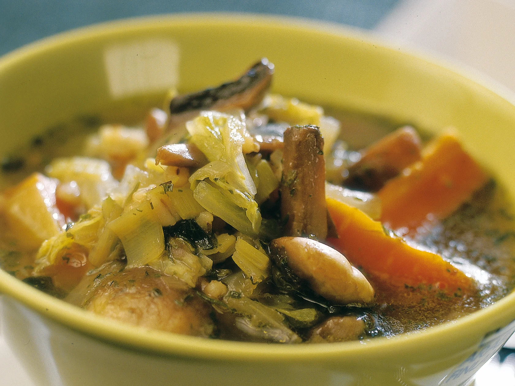 Yrttinen herkkusienikeitto