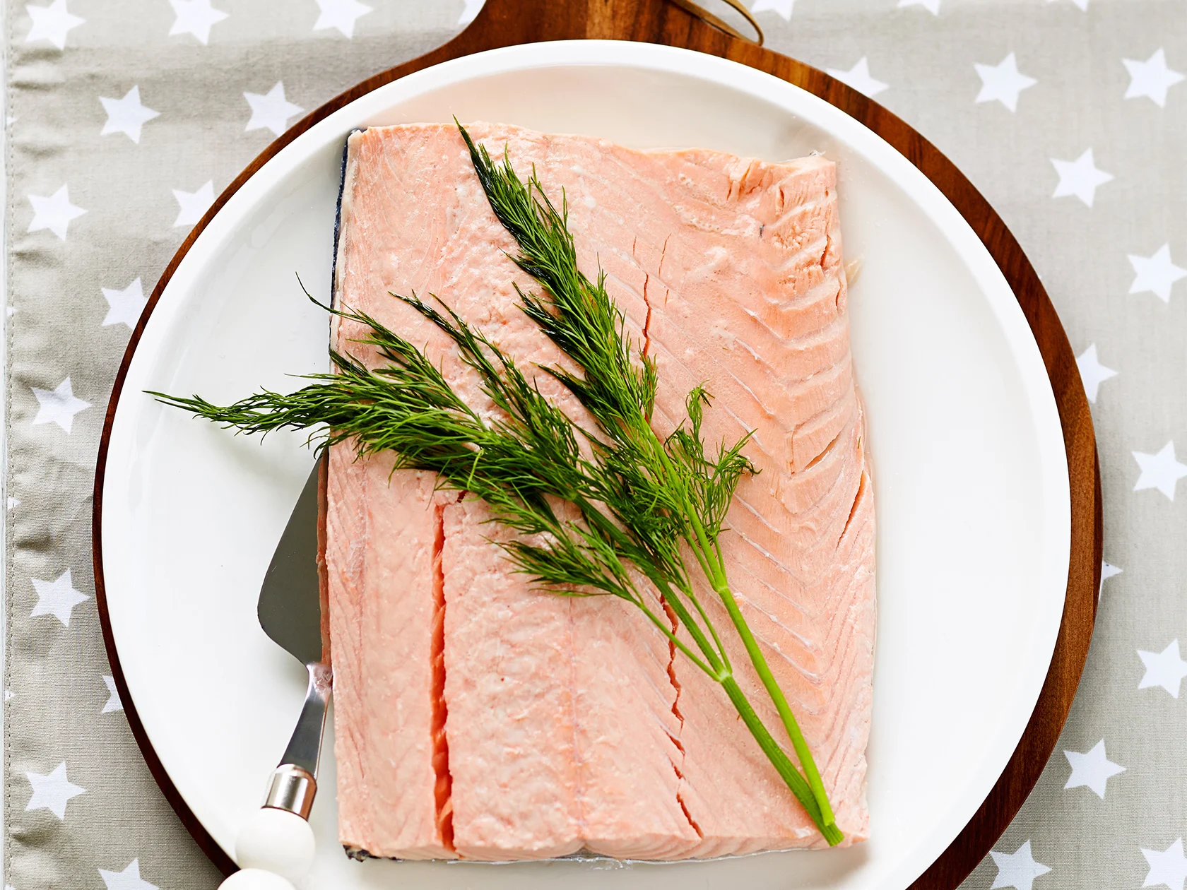 Uunilohi makuliemessä