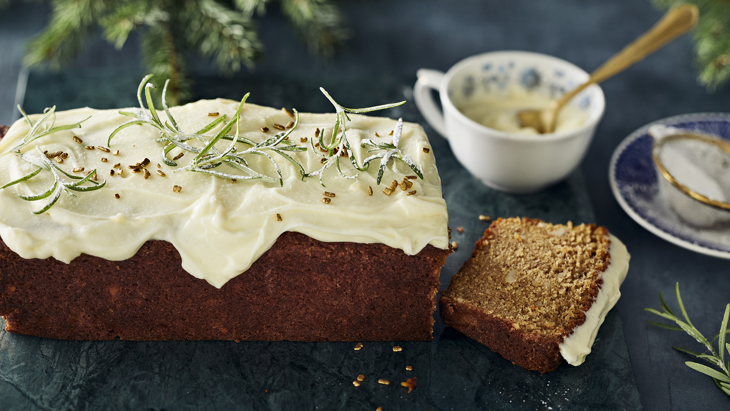 Mehevä syyskakku tuorejuustokuorrutteella