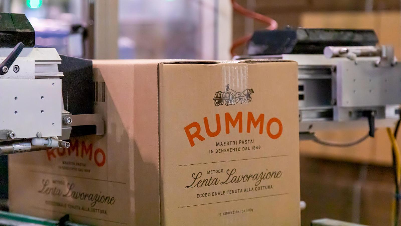 Laatikollinen valmista Rummo-pastaa on valmis kuluttajien pöytiin.