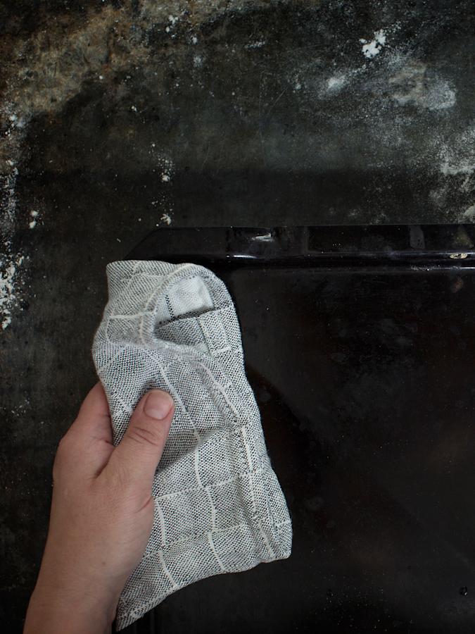 5\. Jos et omista pizzakiveä, kuumenna pelti uunissa ja nosta pizza kuumalle pellille leivinpaperin avulla. Näin matkit kiviarinauunia ja lopputuloksena on rapea pohja. Paista 10–15 minuuttia, kunnes pinta on saanut kauniin värin.