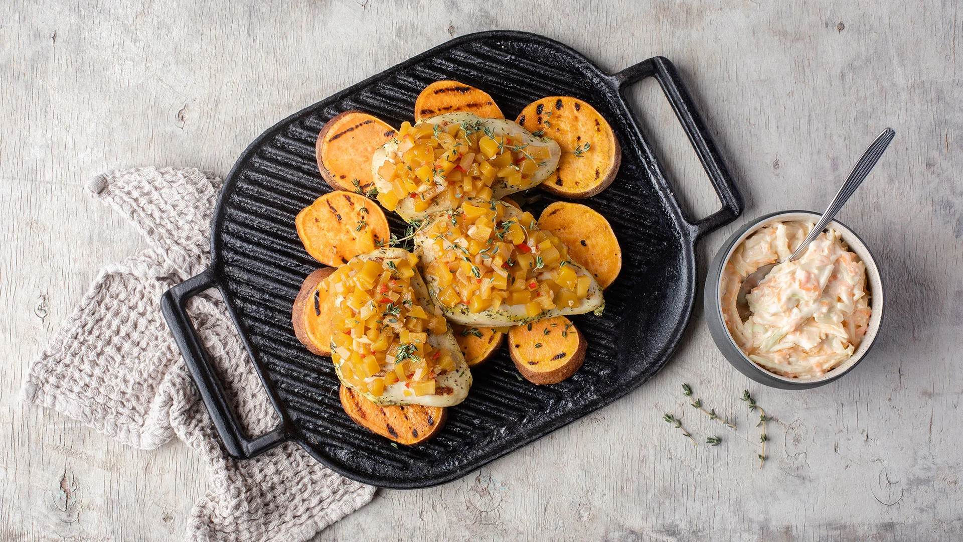 Grillatut maalaiskanafileet mangochutneylla, paahdettua bataattia ja Kulman Keittiön coleslaw-salaattia