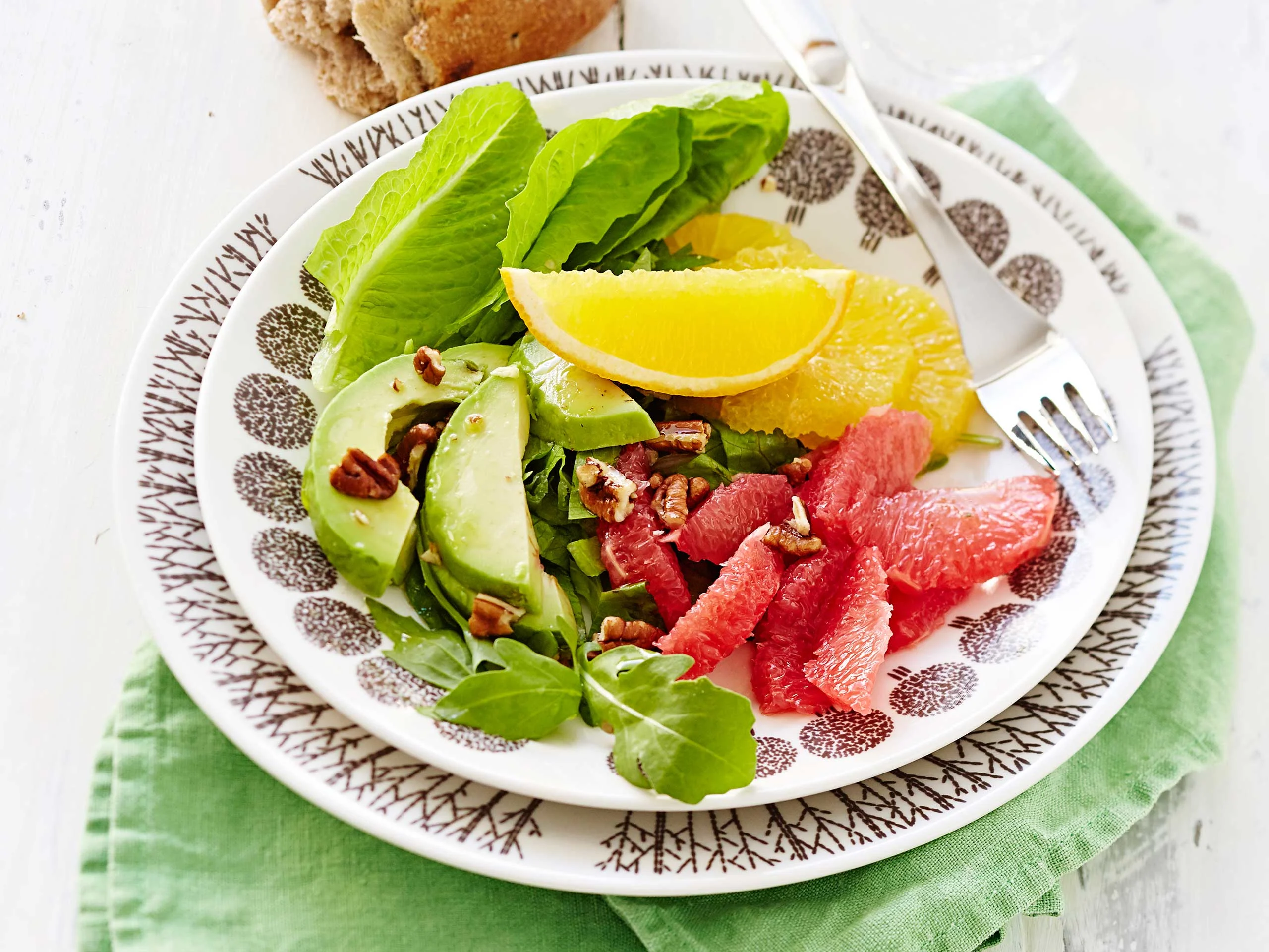 Sitrushedelmä-avokadosalaatti