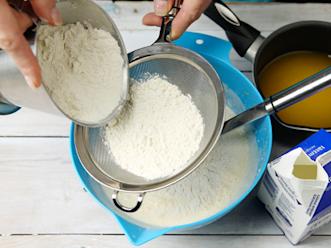 Sekoita kuivat aineet keskenään ja siivilöi vuorotellen taikinaan sulatetun rasvan ja maidon kanssa.