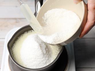 Mittaa kattilaan margariini, sokeri ja kerma. Kuumenna, kunnes rasva on täysin sulanut ja seos kiehahtaa. Nosta kattila syrjään ja sekoita joukkoon kookoshiutaleet.