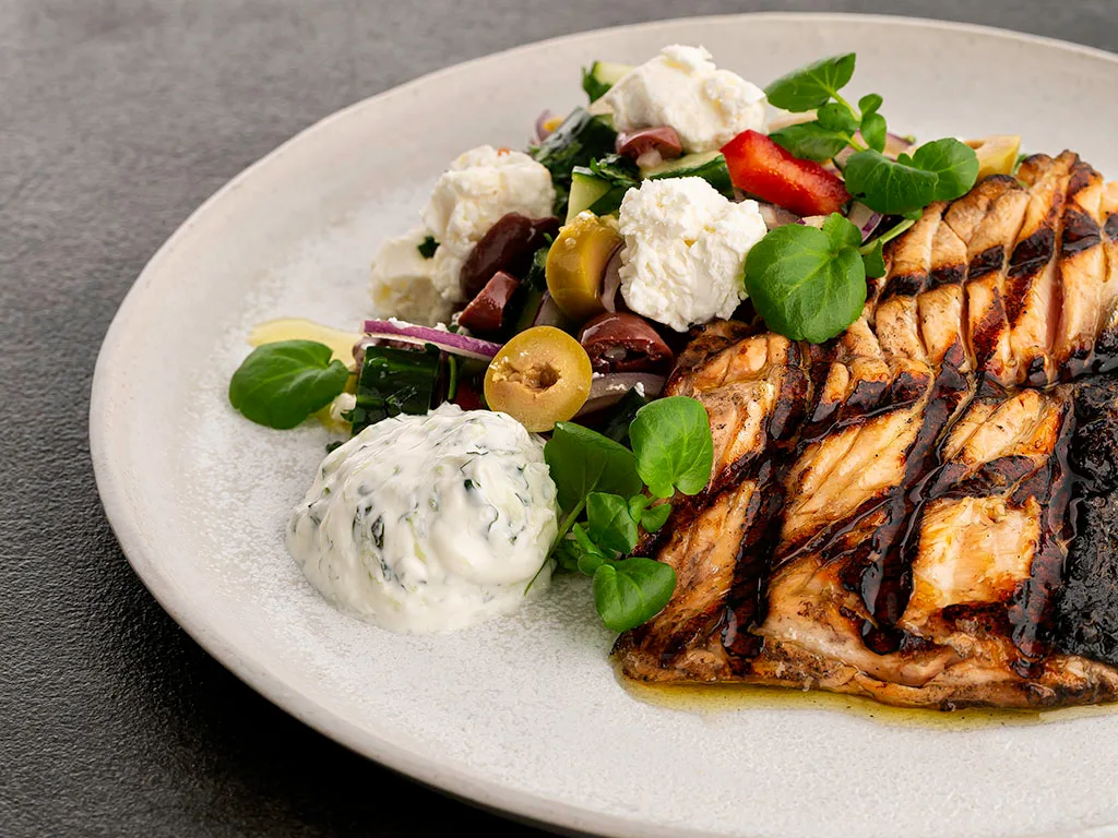 Grillattu lohi, kreikkalainen kyläsalaatti ja tzatziki