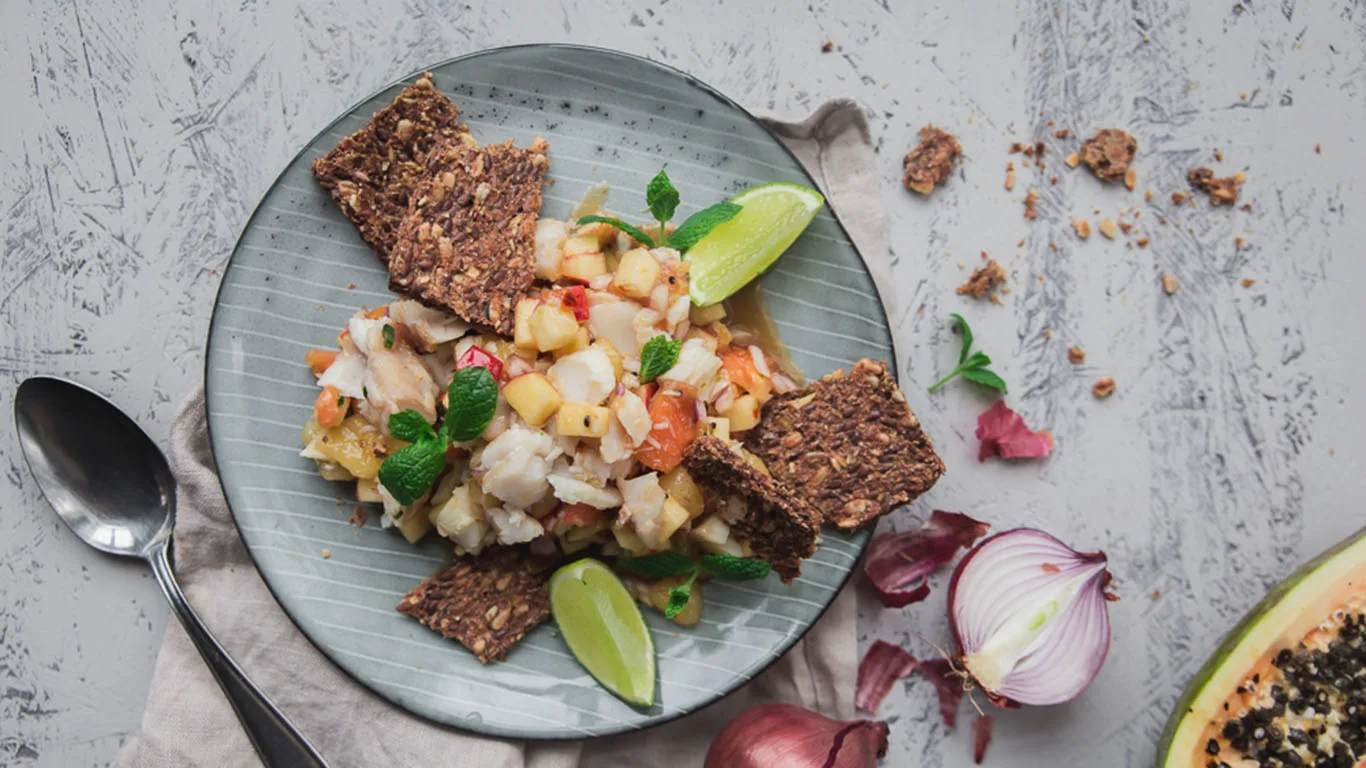 Suolainen hedelmäsalaatti turskalla