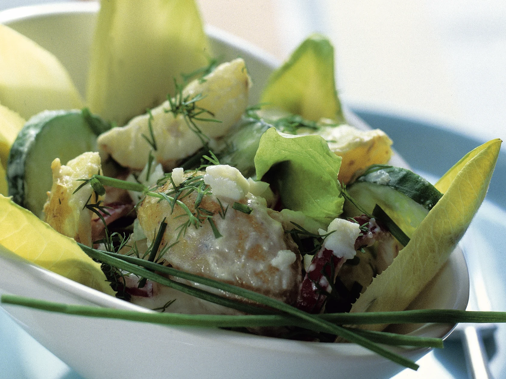 Salaatti uusista perunoista ja isoäidin salaatinkastike