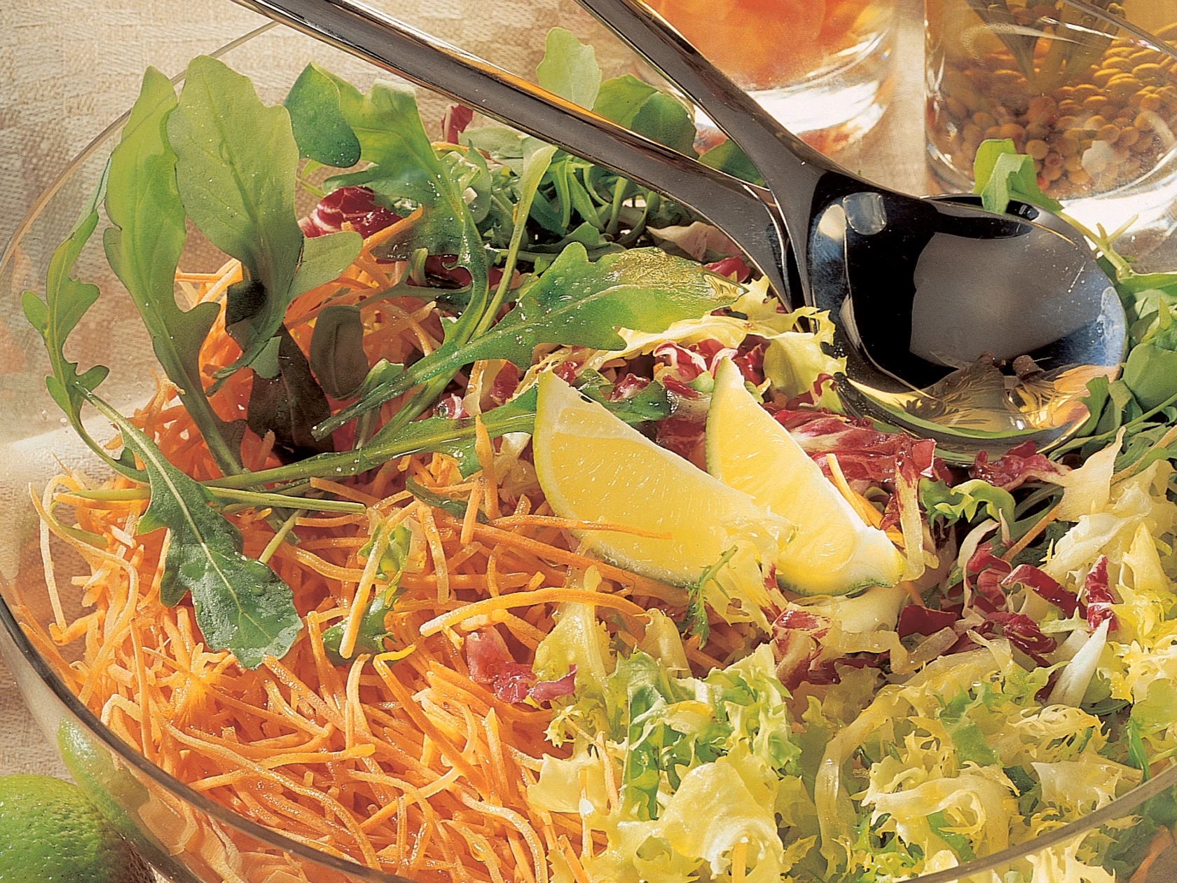 Raikas raastesalaatti