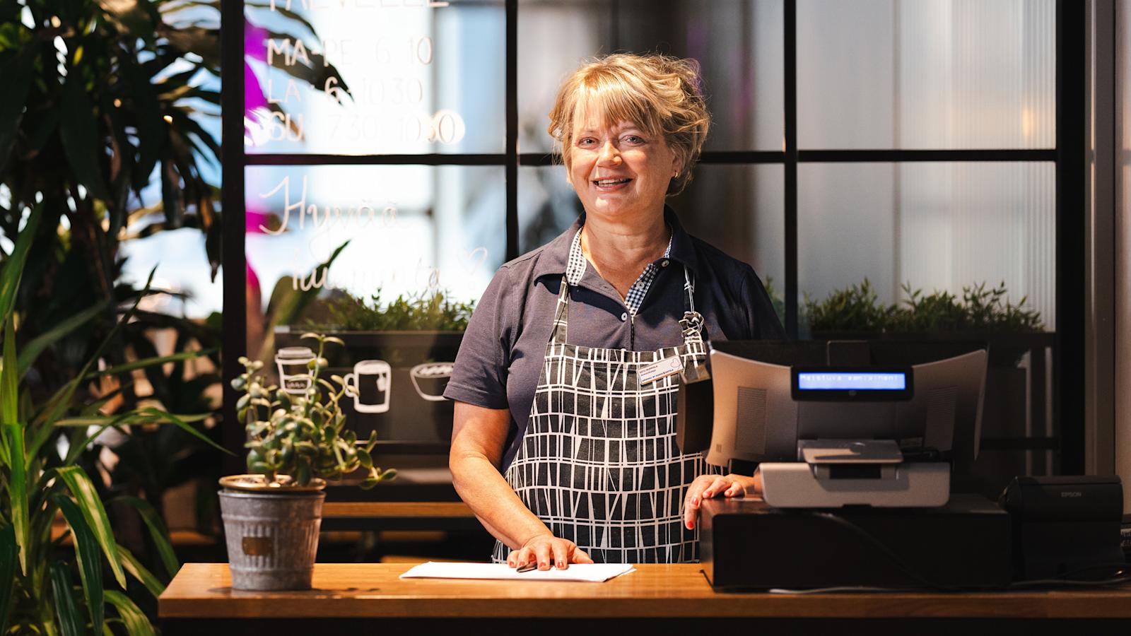 Kuvassa tiskin takana Lappeenrannan Original Sokos Hotel Lappeen aamiaishoitaja Satu Nuppola.