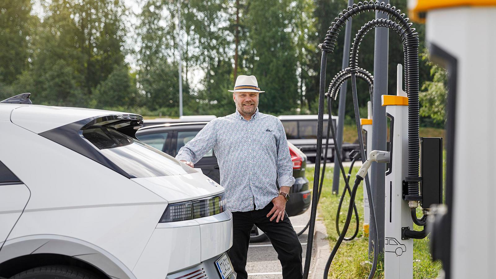 Marko Saarenketo aloitti sähköautoilun jo vuonna 2015. Kuvassa hän lataa sähköautoaan.