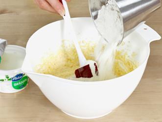 Sekoita kuivat aineet ja lisää kermaviilin kanssa vaahtoon. Sekoita tasaiseksi taikinaksi.