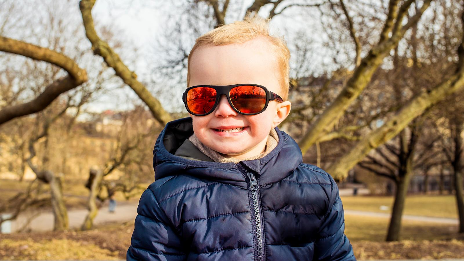 Pojalla tyylikkäät aurinkolasit