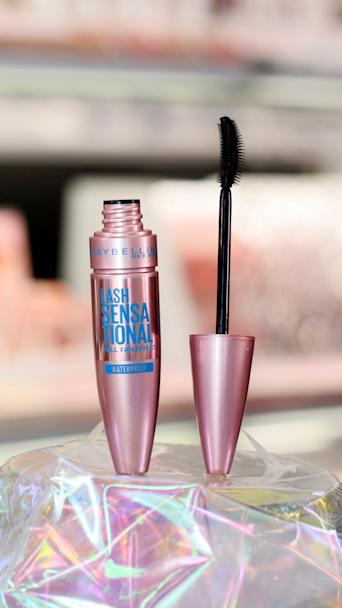 Maybelline New York Lash Sensational -ripsiväri kuvattuna hohtavan kankaan päällä.