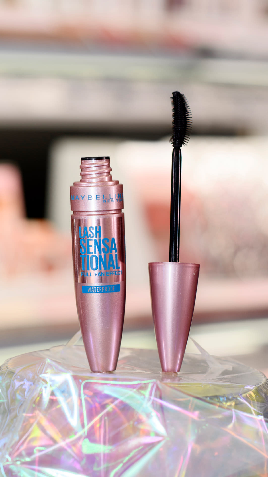Maybelline New York Lash Sensational -ripsiväri kuvattuna hohtavan kankaan päällä.