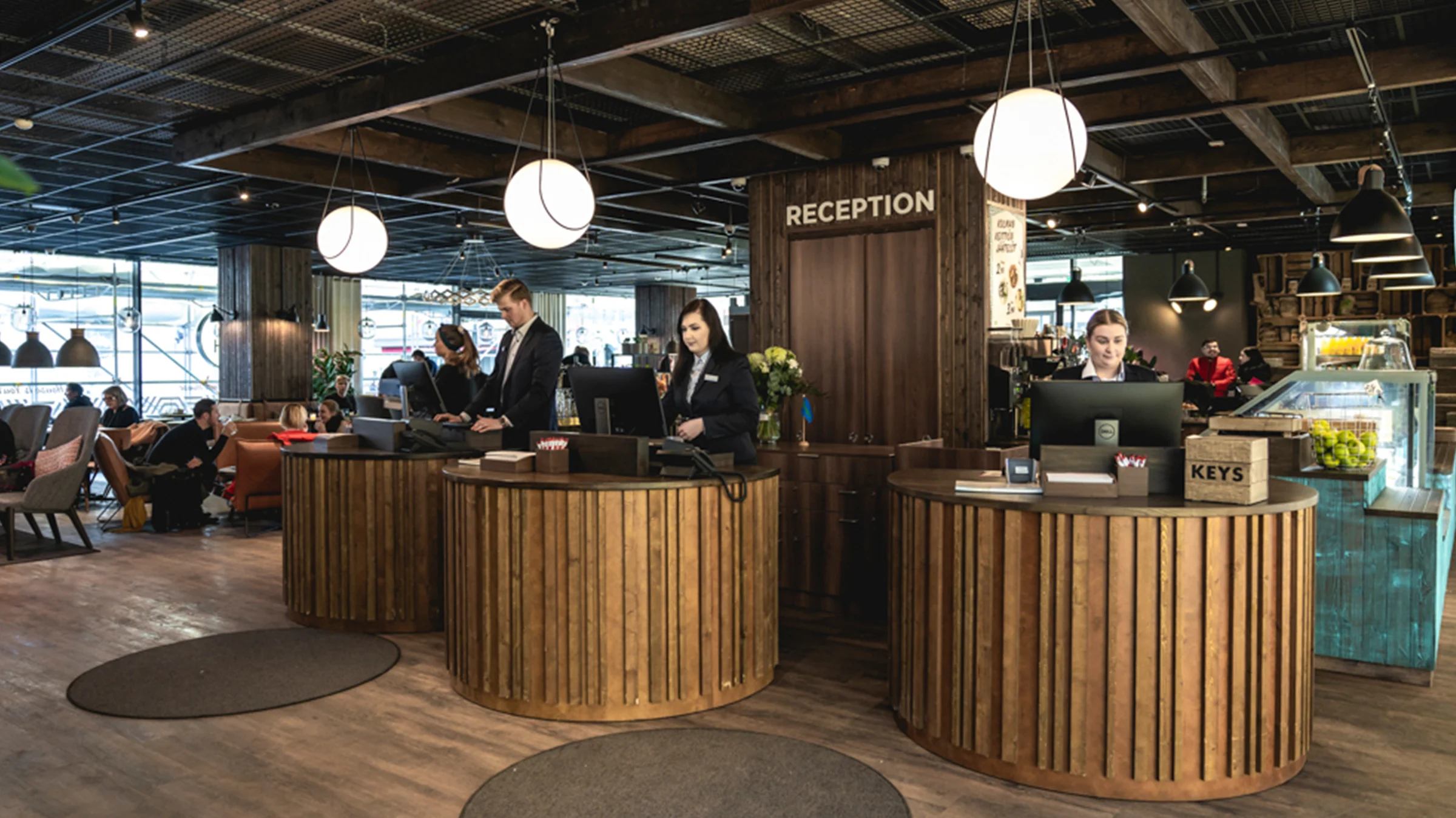 Sokos Hotel Wiklund toimii kauppakeskuksen yhteydessä