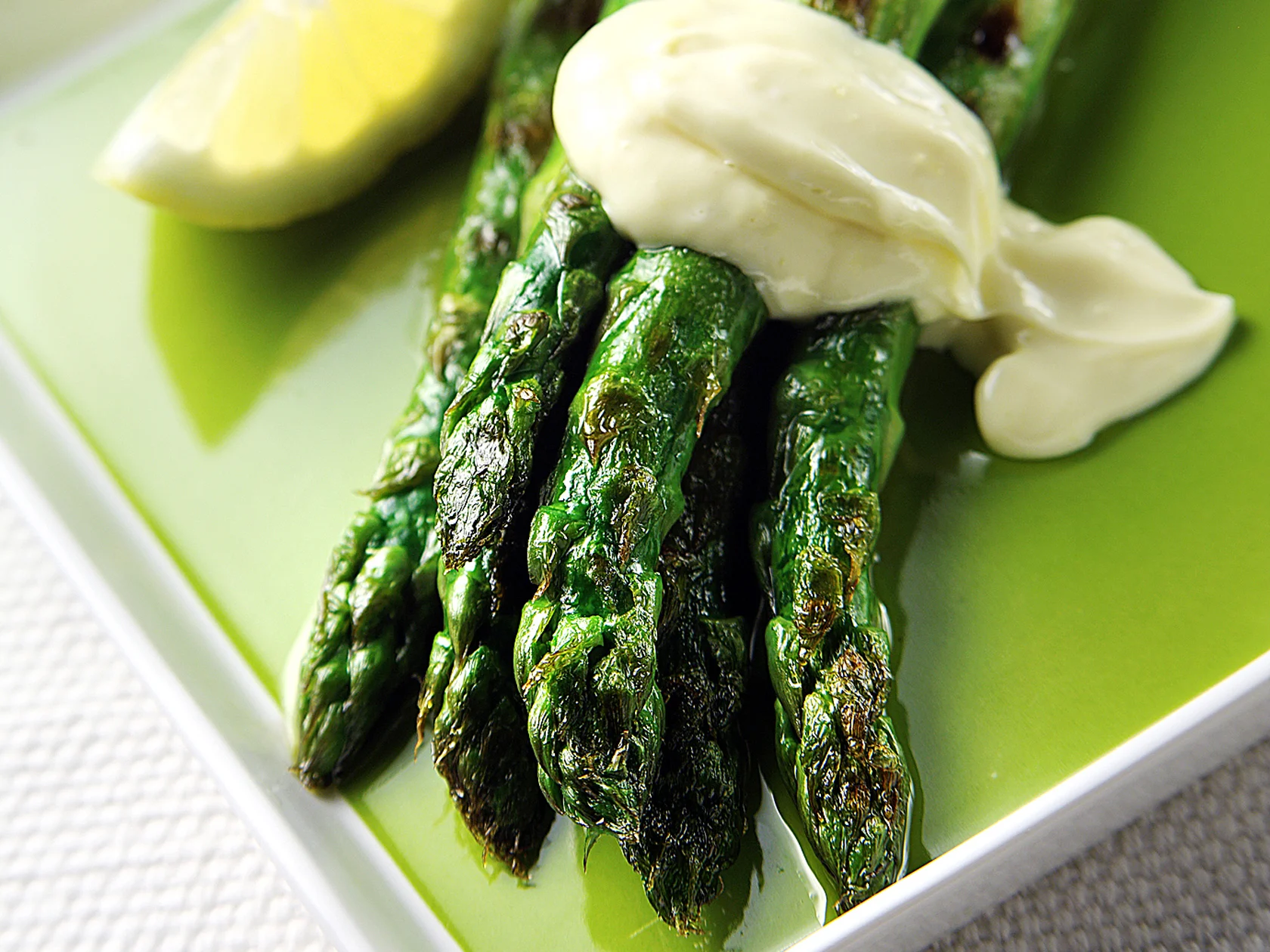 Grillattua parsaa ja sitruuna-aiolia