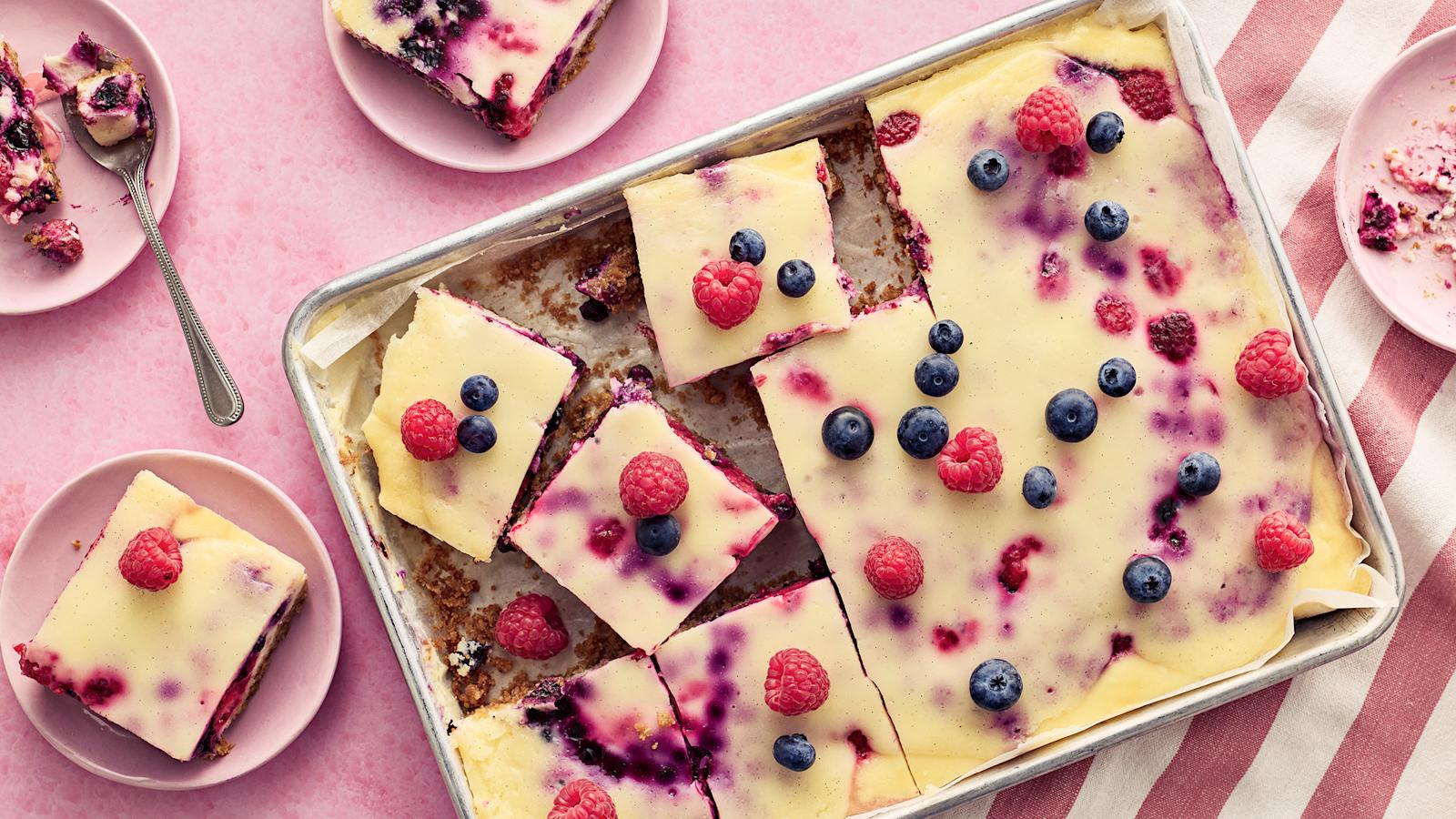 Marjainen juustokakku vuoassa ja paloja lautasilla