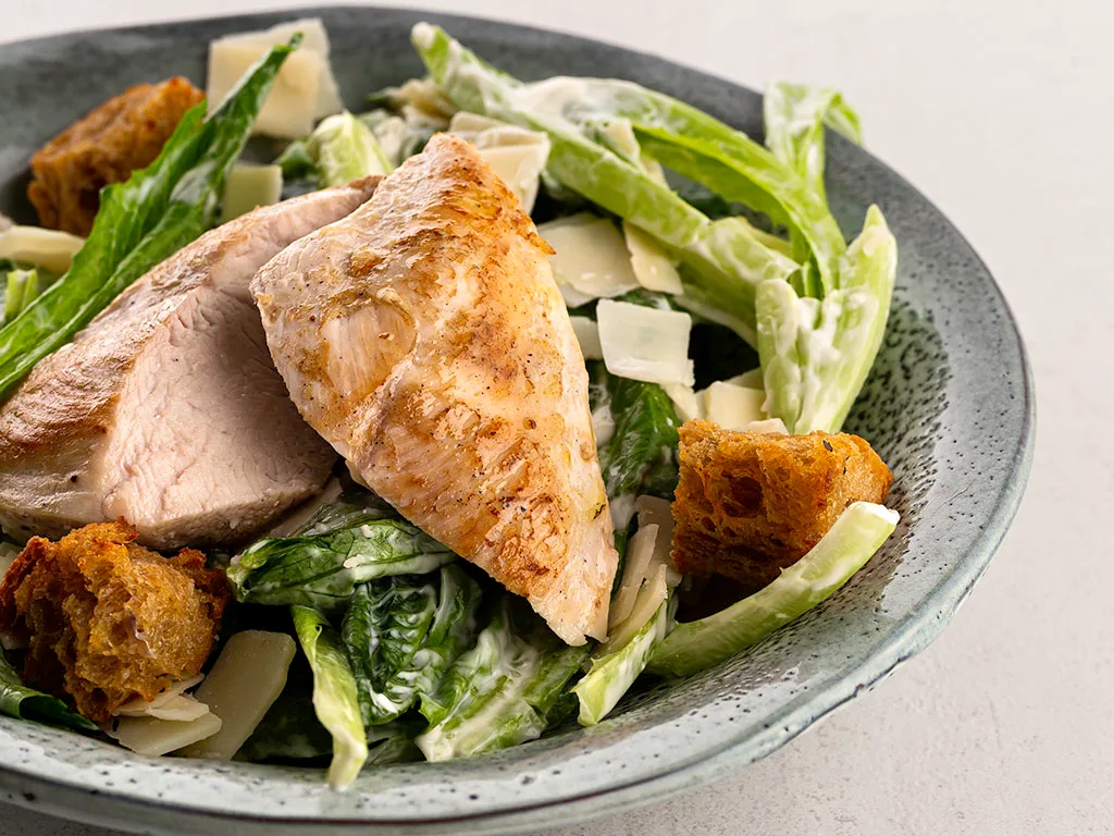 Grillattu kananrinta ja Caesar-salaatti
