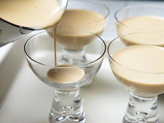 Jaa kermaseos neljään annoslasiin ja nosta kylmään hyytymään vähintään kahdeksi tunniksi.