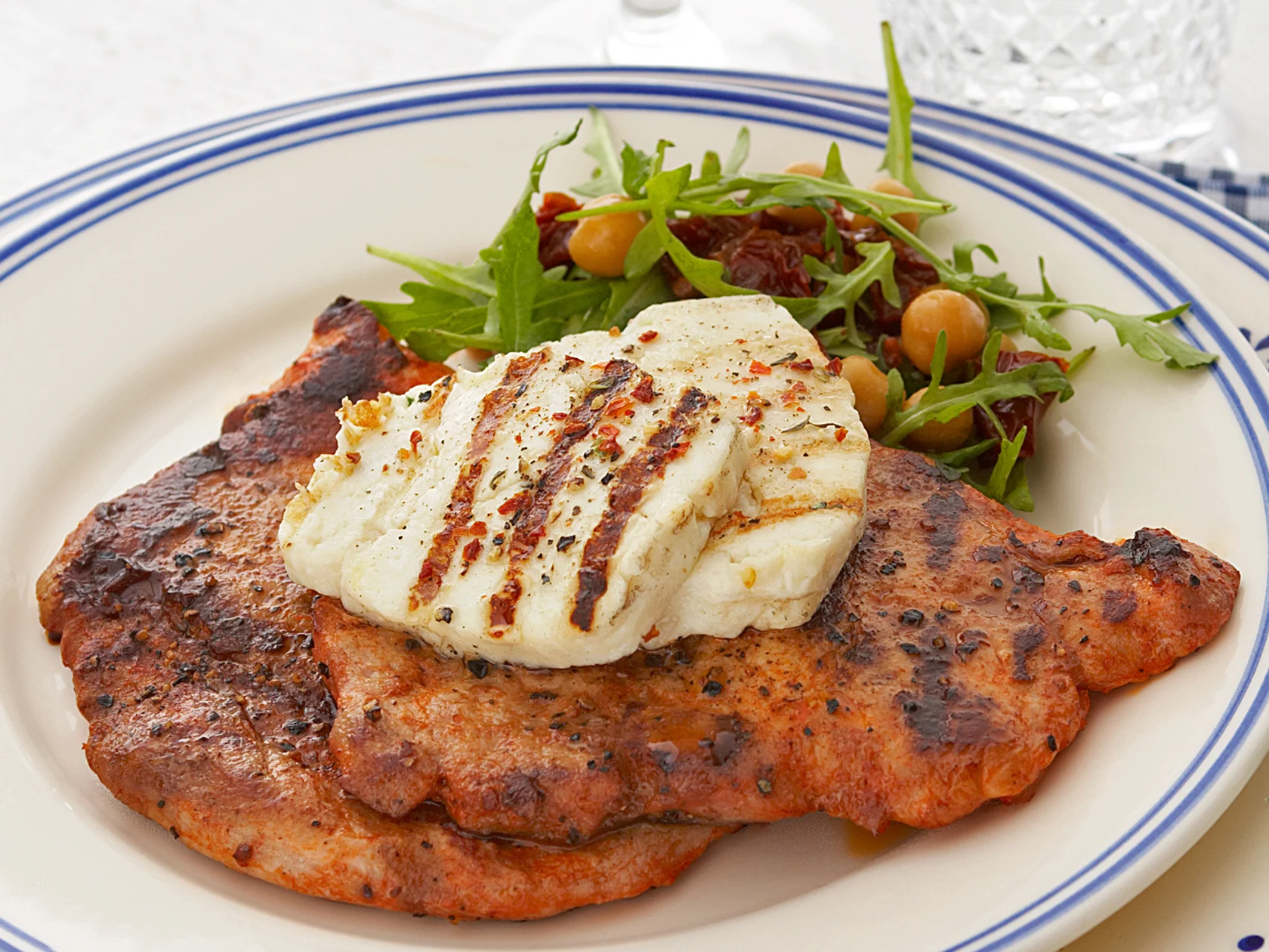 Halloumi-kikhernesalaatti