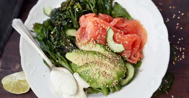 Kirjolohisalaatti ja wasabijogurtti