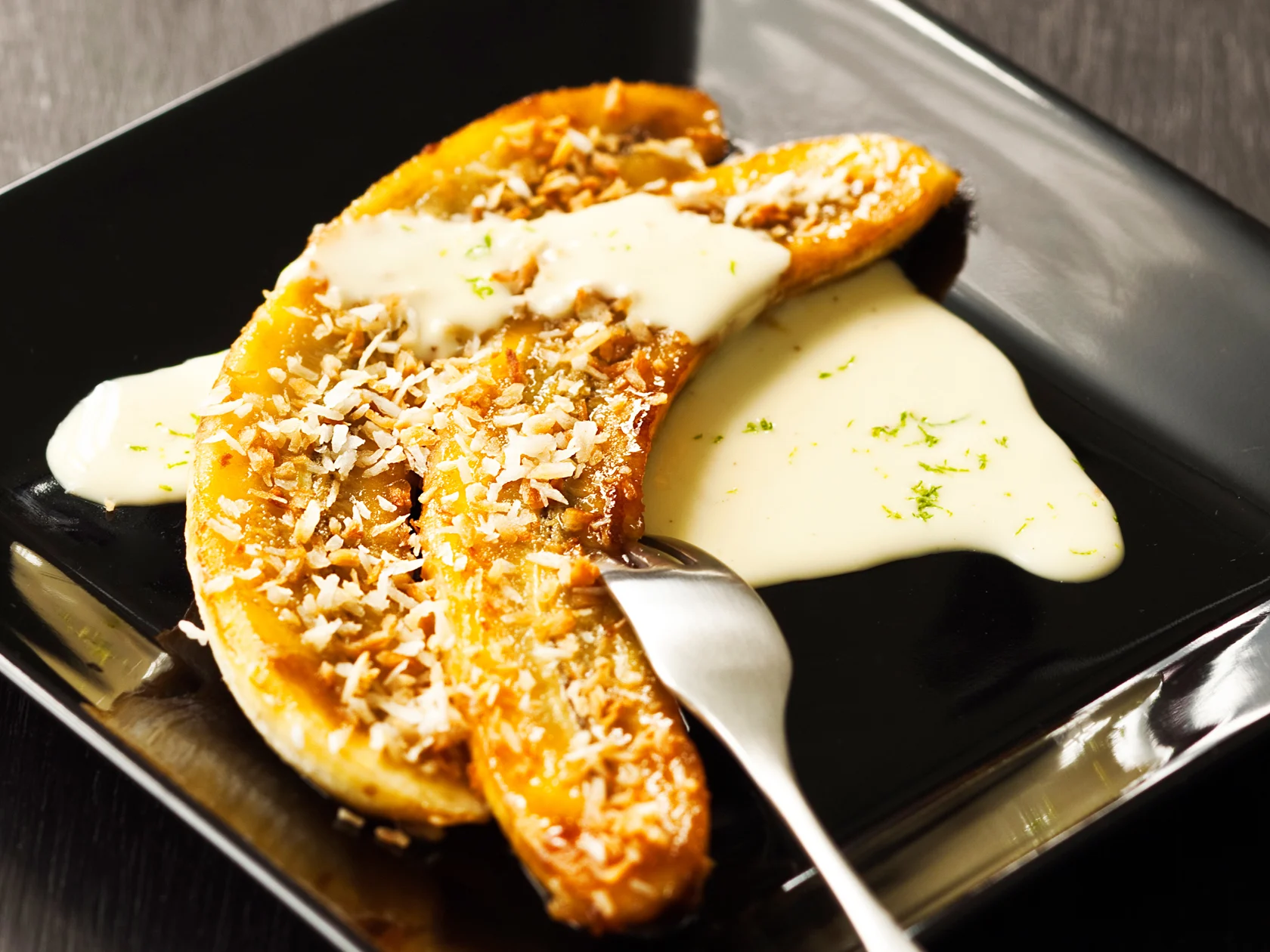 Kookosbanaanit ja limetti-vaniljakastike