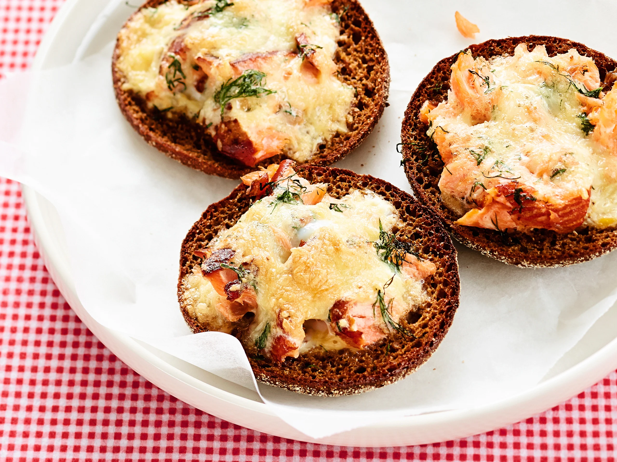 Lämpimät savulohi-munakasleivät