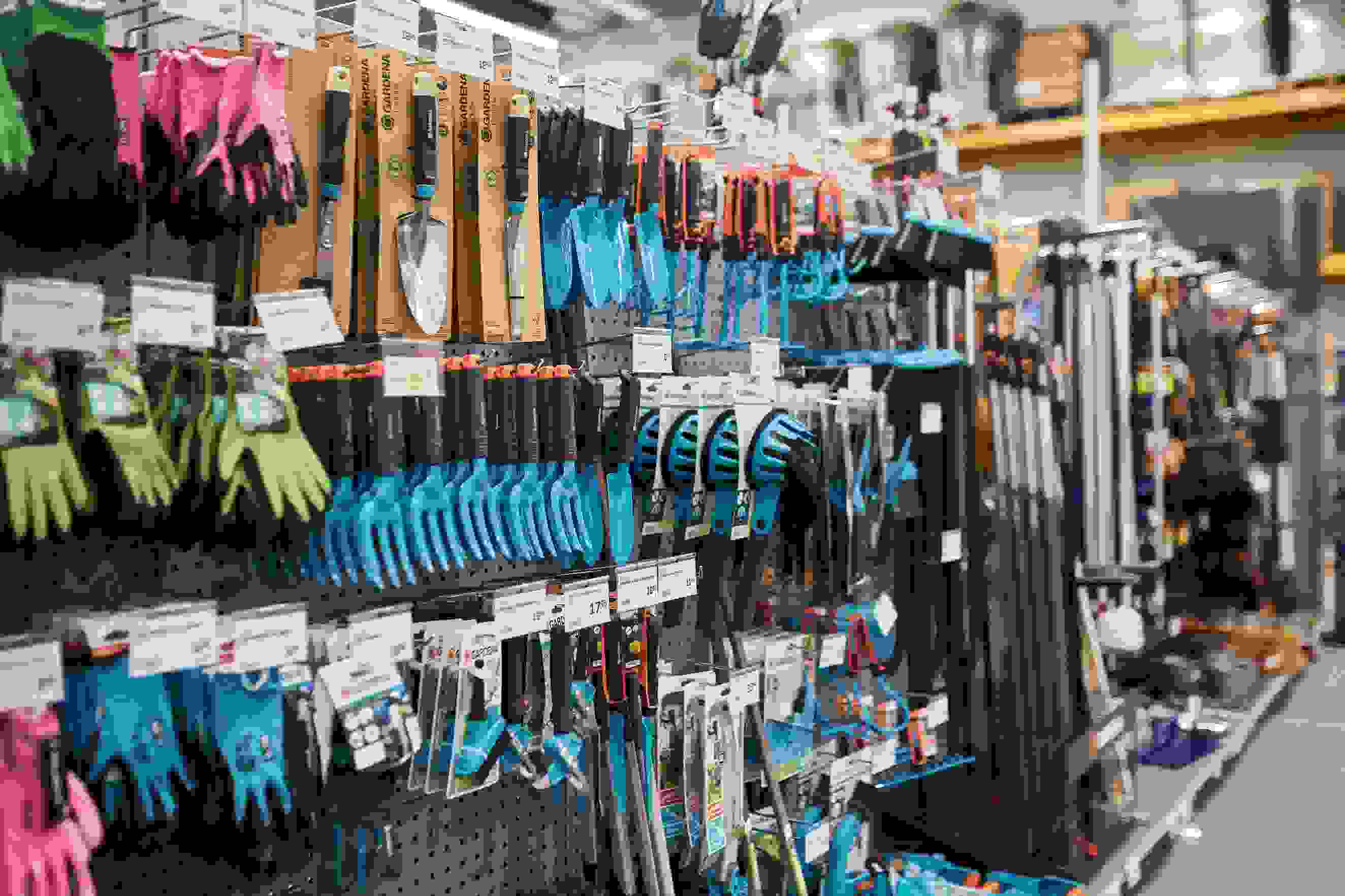 Puutarhatarvikkeita Prisma-myymälässä