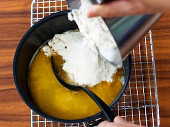 Lisää suola ja sokeri sekä kaikki jauhot kerralla seokseen. Sekoita, kunnes vesi-rasvaseos on imeytynyt jauhoihin.