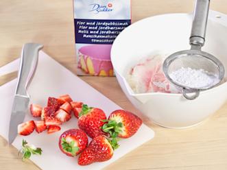 Notkista täytteen tuorejuusto ja mausta tomusokerilla. Perkaa ja pilko mansikat ja sekoita ne tuorejuustoseokseen.