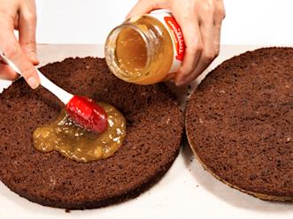 Leikkaa kakkupohja kahteen osaan. Levitä väliin hillo. Peitä kakku ja anna maustua jääkaapissa seuraavaan päivään.