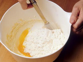 Lisää keskenään sekoitetut kuivat aineet. Sekoita tasaiseksi.