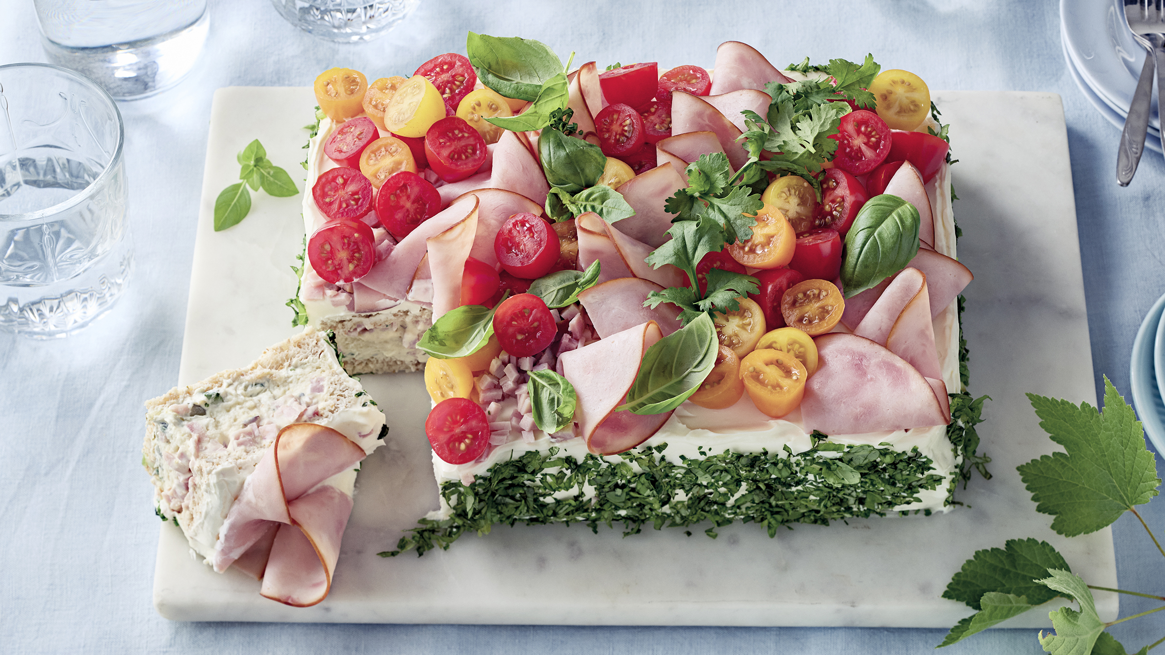 Perinteinen kinkkuvoileipäkakku