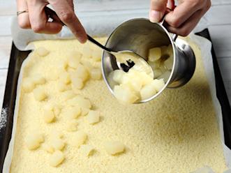 Nosta piirakka uunista ja levitä päärynäkuutiot pohjan päälle.