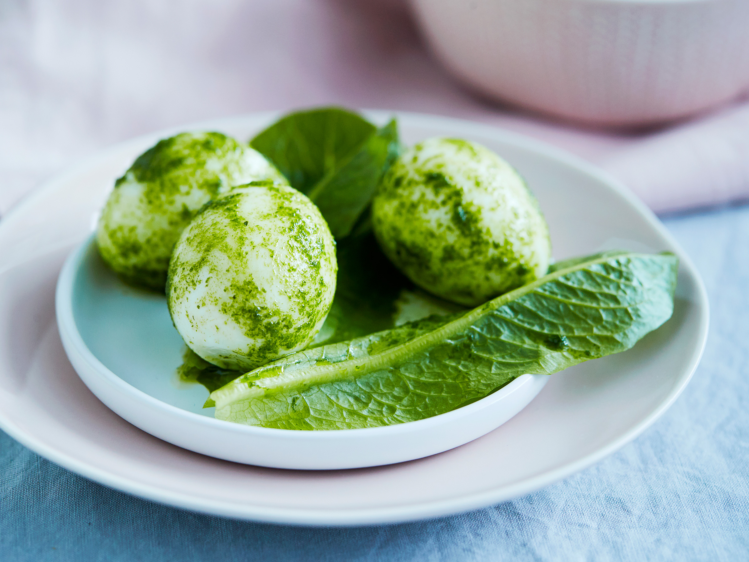 Yrttimarinoidut kananmunat