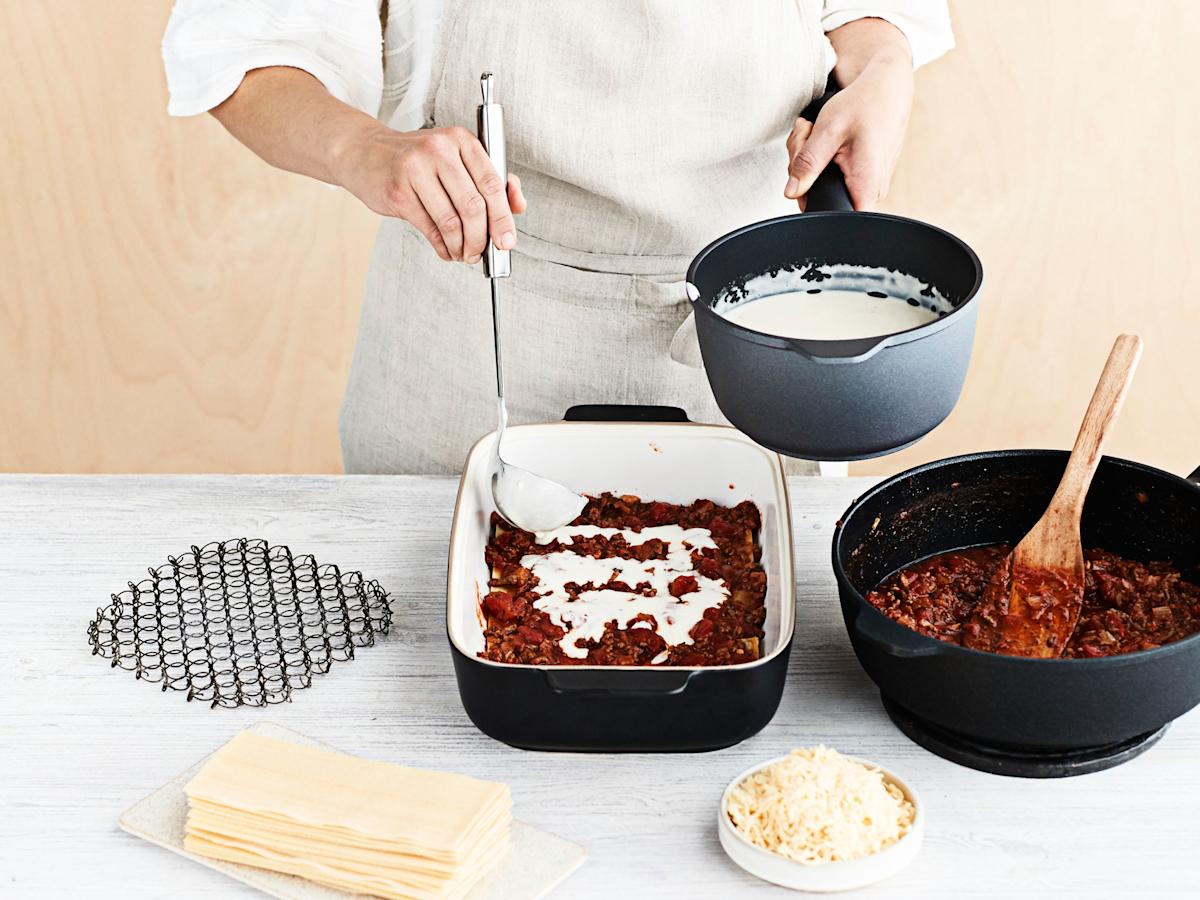 Säädä uuni 200 asteeseen. Kokoa lasagne vuokaan. Levitä alimmaksi kerros jauhelihakastiketta. Laita päälle kerros lasagnelevyjä, jauhelihakastiketta ja juustokastiketta. Tee näin seuraavat kerrokset.