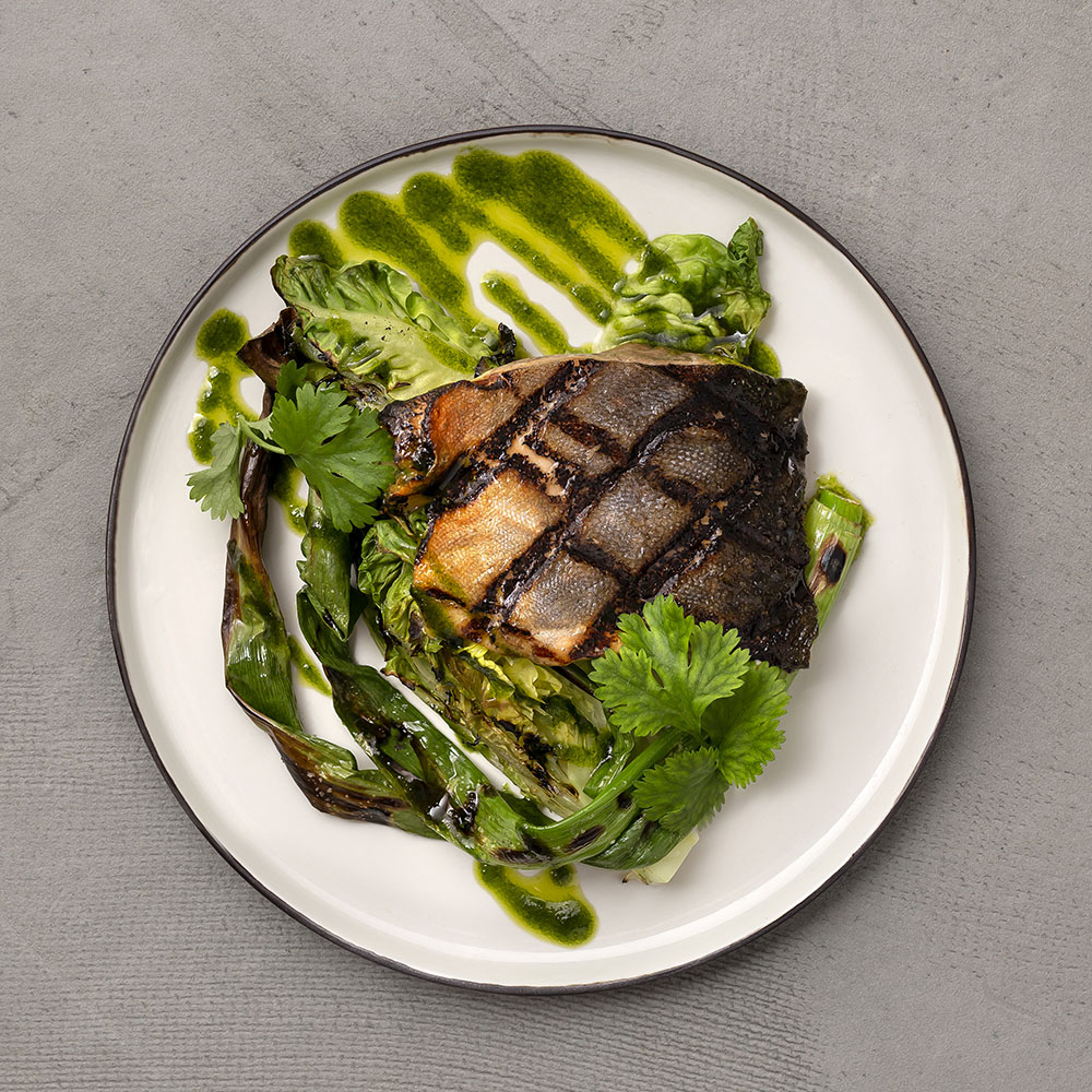 Grillattua nieriää, chimichurria ja kasviksia