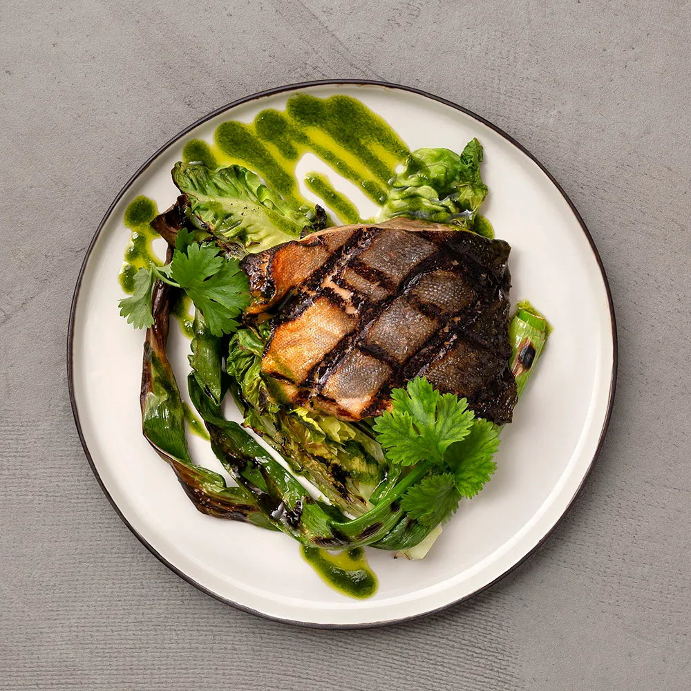 Grillattua nieriää, chimichurria ja kasviksia