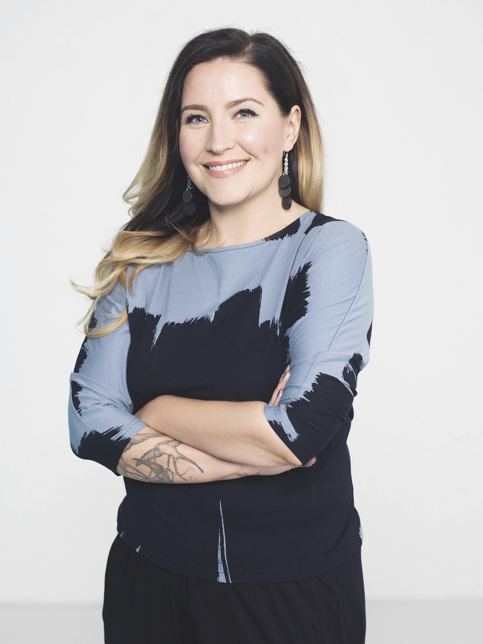 Jenni Pääskysaari kuvattiin suomalaisen Neulomon vaatteissa.