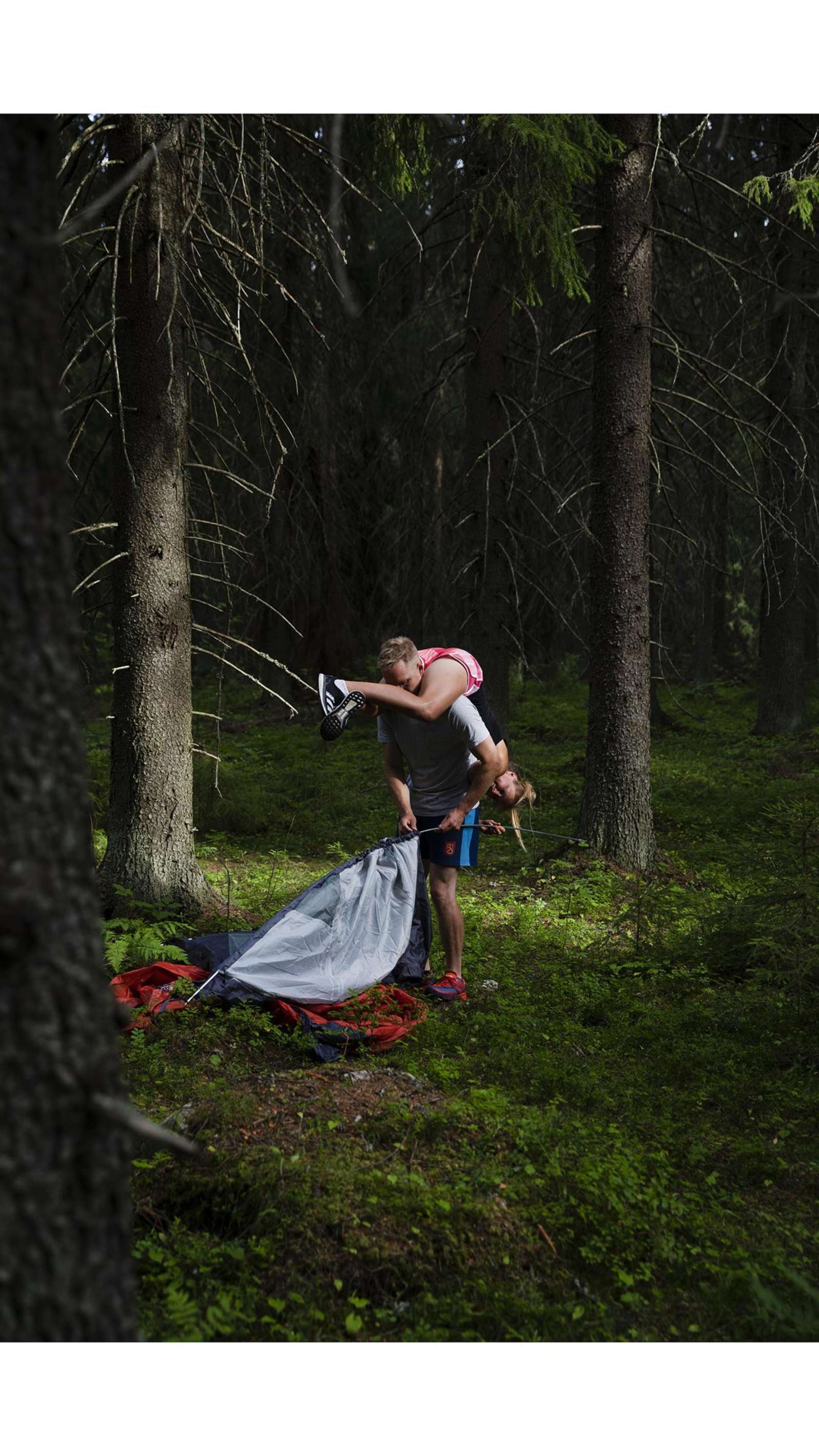 Lare kantaa Melindaa metsässä