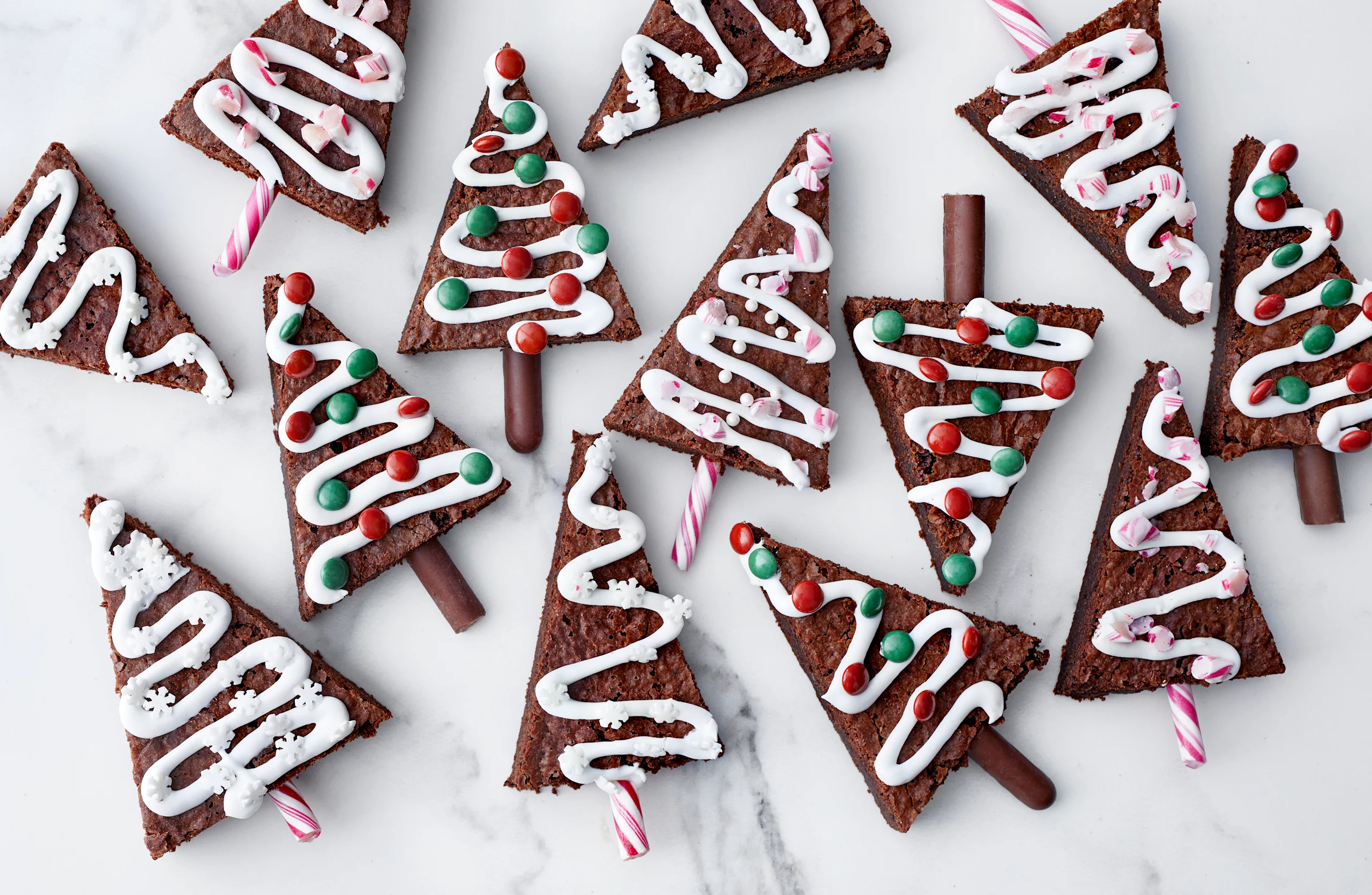 Herkullisissa brownie-kuusissa maistuu joulu.