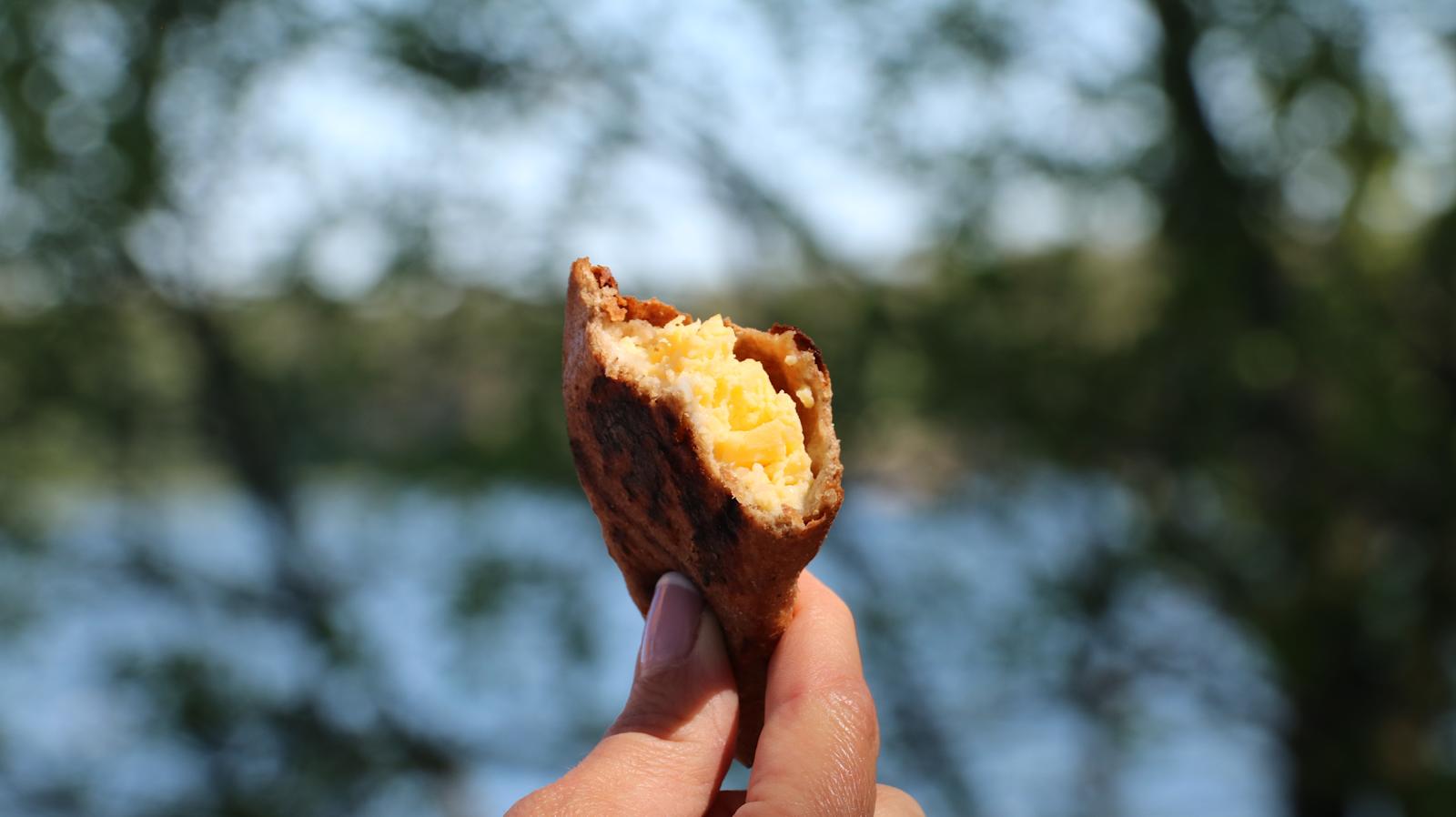 Kun Rostiksen halkaisee, sen sisältö paljastuu: riisiä ja munavoita.