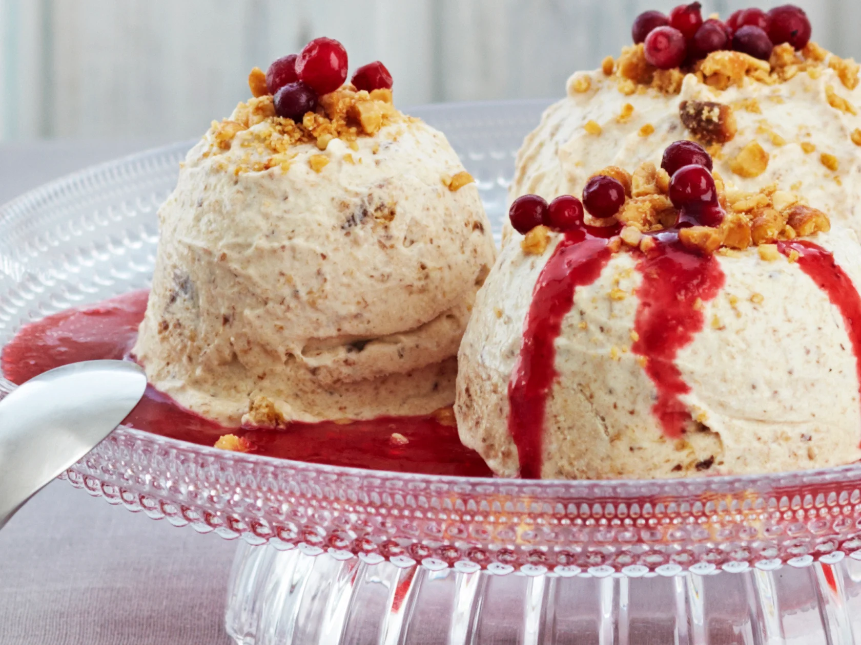 Luumuparfait ja puolukkakastike