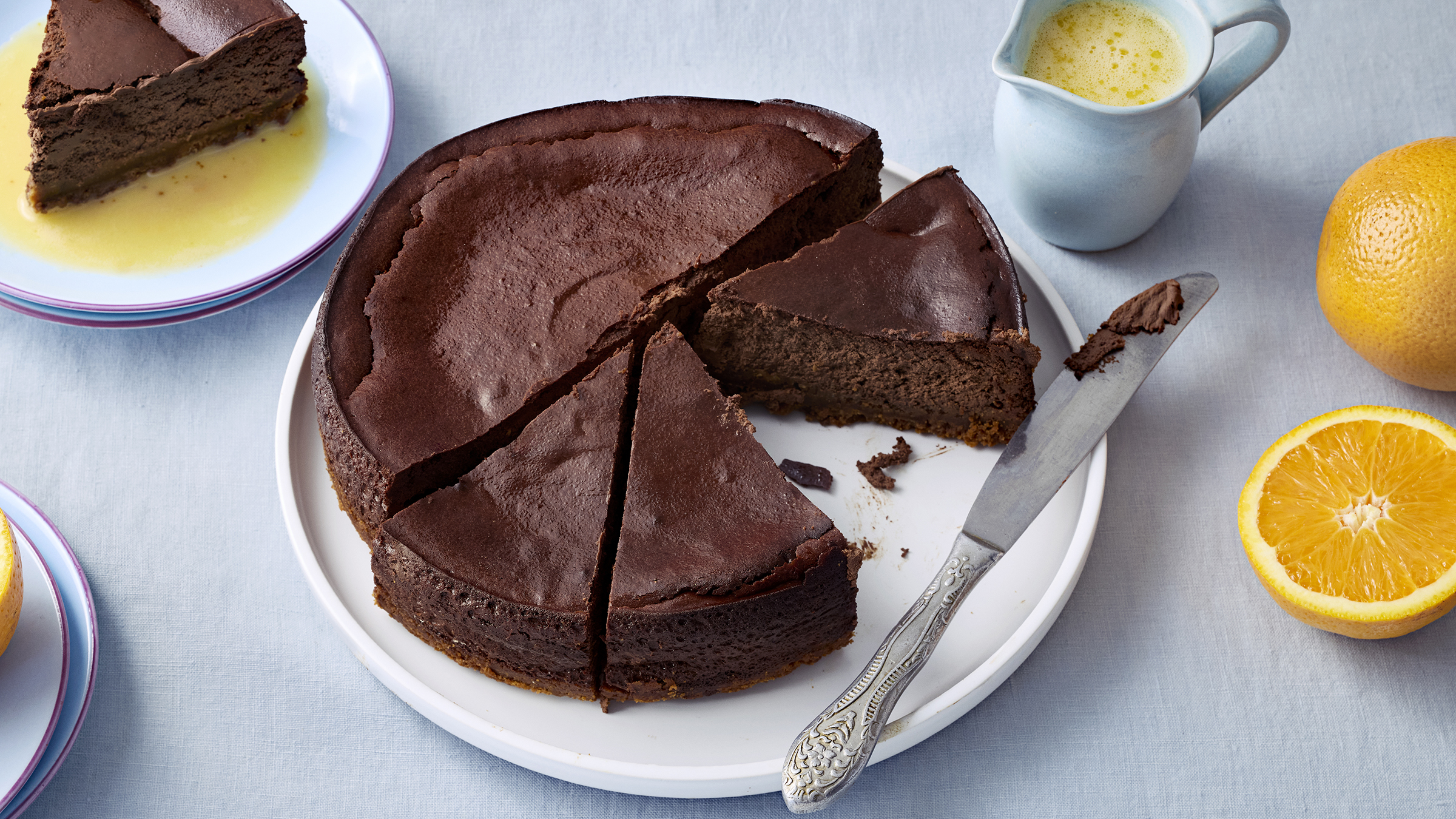 Amerikkalainen suklaajuustokakku ja appelsiinikastike