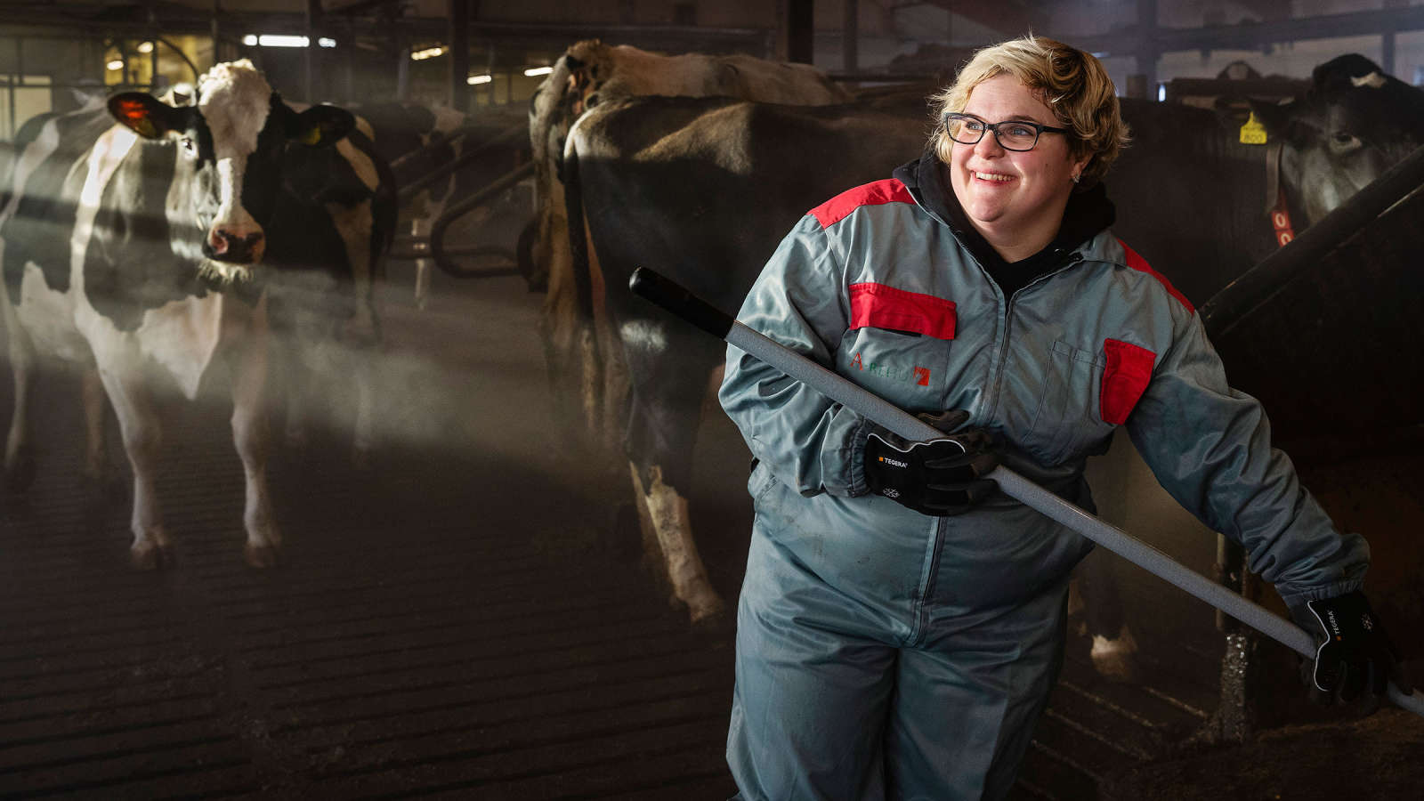 Salla Kallion mielestä työ lehmien kanssa on hyvin palkitsevaa.