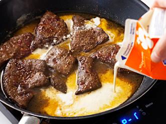 Sekoita kermaan vehnäjauhot ja lisää pannulle. Keitä 5–10 minuuttia. Kokeile maksan kypsyyttä. Maksa saa jäädä sisältä punertavaksi. Mausta suolalla.