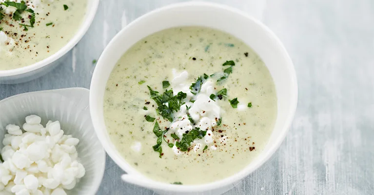 Kesäkurpitsa-vuohenjuustokeitto